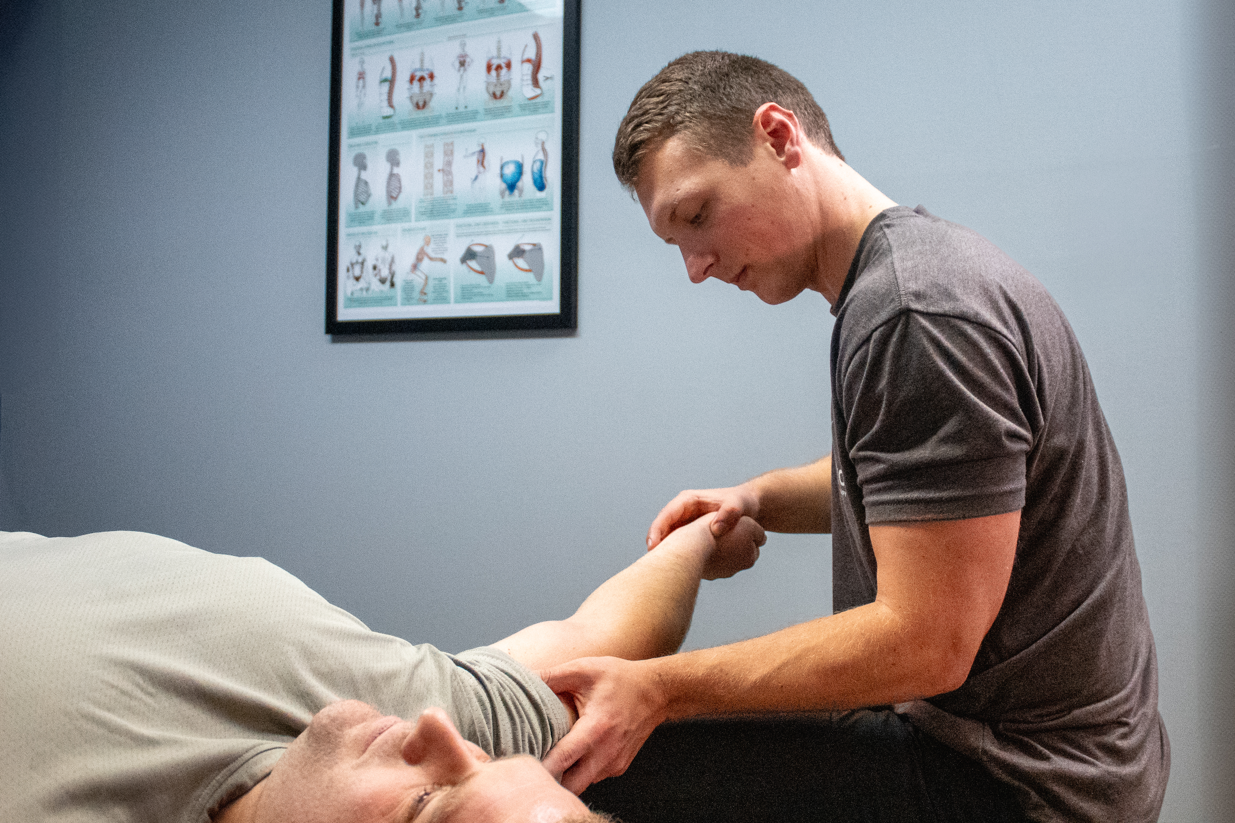 Hands-on shoulder treatment at SYMYO